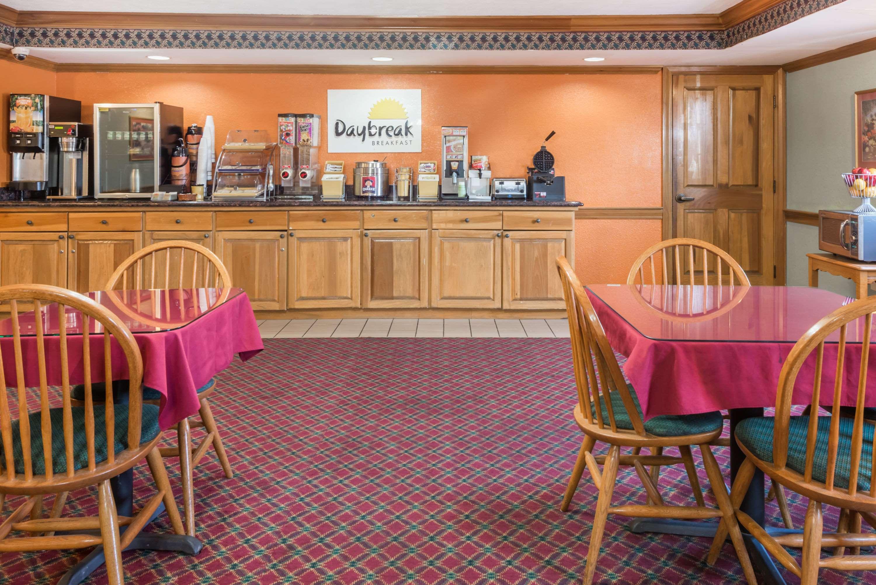 Days Inn By Wyndham Amherst Extérieur photo