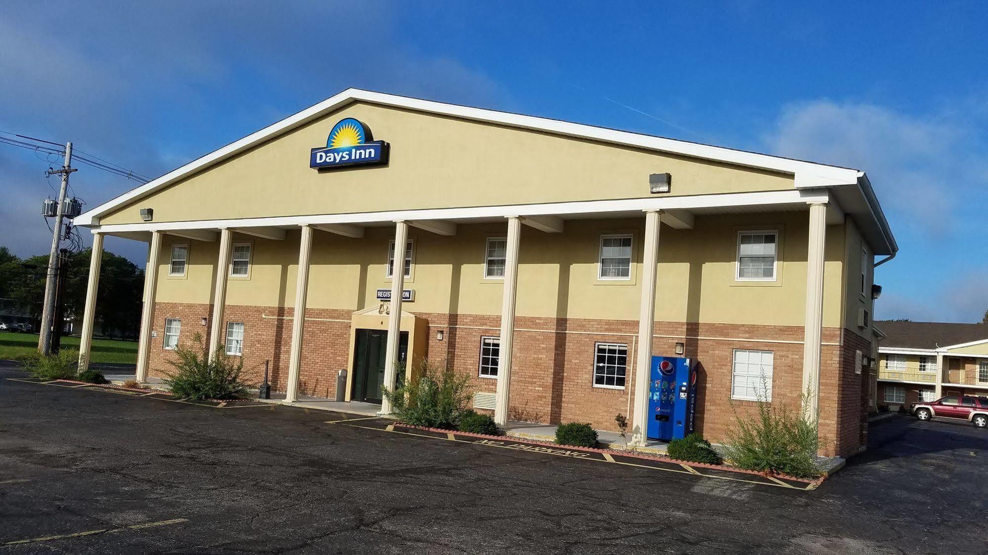 Days Inn By Wyndham Amherst Extérieur photo